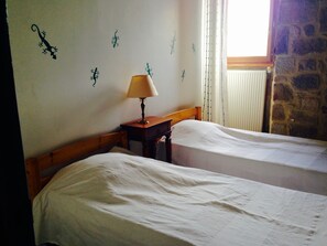 6 bedrooms, iron/ironing board, WiFi, bed sheets