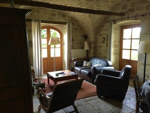 Fernseher, Tischtennisplatte, Stereoanlage