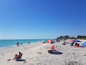 Liegestühle, Strandtücher
