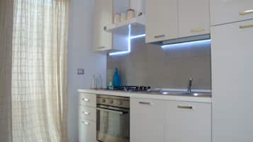 Frigorifero, microonde, forno, piano cottura