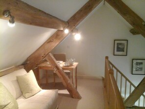 Télévision, lecteur de DVD, livres, médiathèque