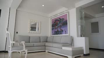 Apartemen Deluks | Ruang keluarga | Televisi layar datar 43-inci dengan saluran TV digital dan Smart TV