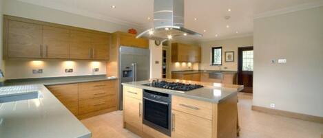 Microondas, lavavajillas, cafetera y tetera y utensilios de cocina