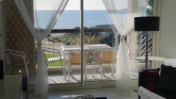 TV connectée, lecteur de DVD, livres, chaßne hi-fi