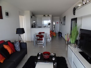 Smart-TV, DVD-Player, Bücher, Stereoanlage