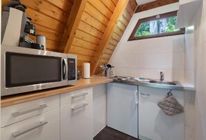 Réfrigérateur, plaque de cuisson, cafetière/bouilloire, grille-pain