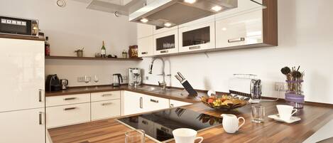 ثلاجة، ميكروويف، فرن، موقد طهي مسطح