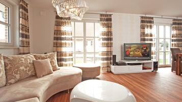 Una Smart TV, una chimenea, un reproductor de DVD, una videoteca