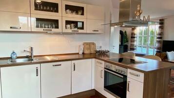 Frigorífico, microondas, horno y placa de cocina