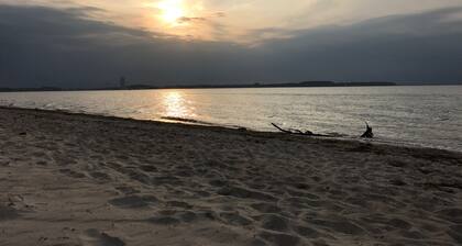 Casa frisona "Strandhus" cerca de la playa, wifi gratis, chimenea y sauna