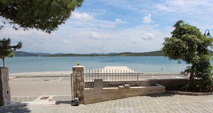 Ferienwohnung mit wunderschönem Seeblick - 10 m vom Meer -