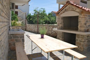 Outdoor dining - Vacation apartment with beautiful lake view - 10 m from the sea - (Betina)
