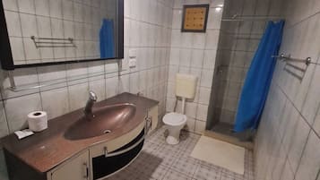 Kamar Double Standar, 1 Tempat Tidur Double, Bebas Asap Rokok (With Fan) | Kamar mandi | Shower, perlengkapan mandi gratis,  dan handuk