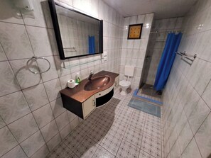 Shower, perlengkapan mandi gratis,  dan handuk