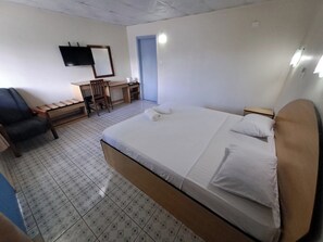 办公桌、熨斗/熨板、床单