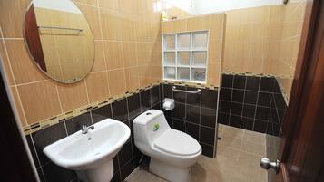 Habitación doble estándar | Baño | Regadera, amenidades de baño gratuitas, pantuflas, toallas