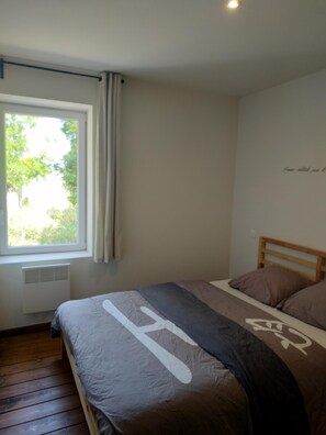 2 slaapkamers, een bureau, een strijkplank/strijkijzer, reisbedje