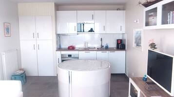 Refrigerador, microondas, horno y parrilla de estufa