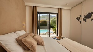 Een hotelkamer met een bed, uitzicht op een zwembad en een wereldkaart aan de muur.