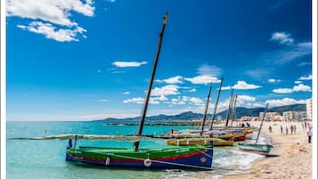 Plage à proximité, chaises longues