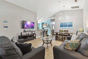 スマートテレビ、DVD プレーヤー、テーブルサッ�カー台、書庫