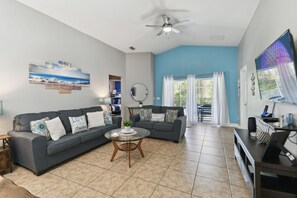 スマートテレビ、DVD プレーヤー、テーブルサッカー台、書庫