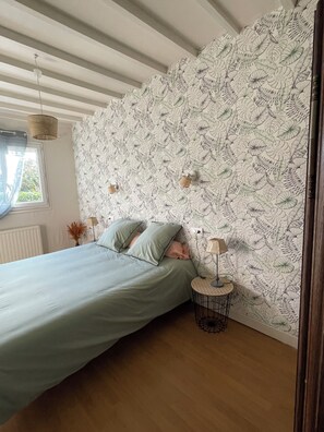 3 chambres, fer et planche à repasser, lit de bébé portatif