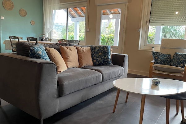 Télévision, cheminée, livres