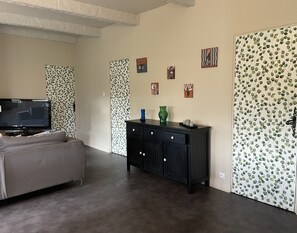 TV, fireplace, books