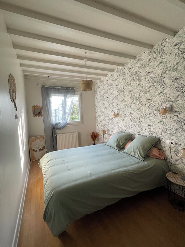 3 habitaciones, tabla de planchar con plancha y cuna de viaje