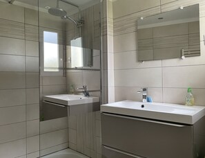 Douche, articles de toilette écologiques, séchoir à cheveux