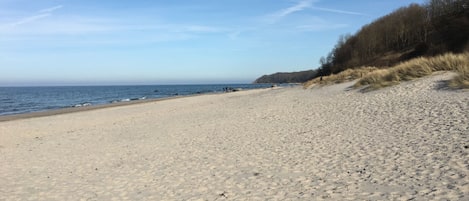 Nær stranden og solsenger