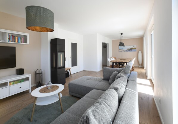 Smart TV, fireplace, DVD player, table tennis