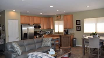 Smart TV, chimenea, reproductor de DVD y estéreo