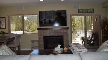 Una Smart TV, una chimenea, un reproductor de DVD