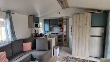 Een televisie, een dvd-speler en een stereo