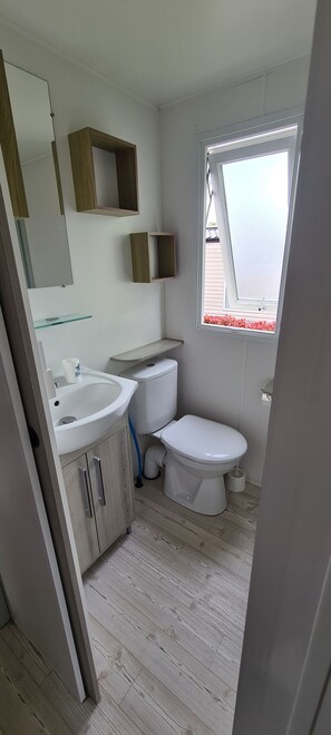 Shower, hair dryer - MOBILE HOME 6 PERSONS Rental  (Litteau)