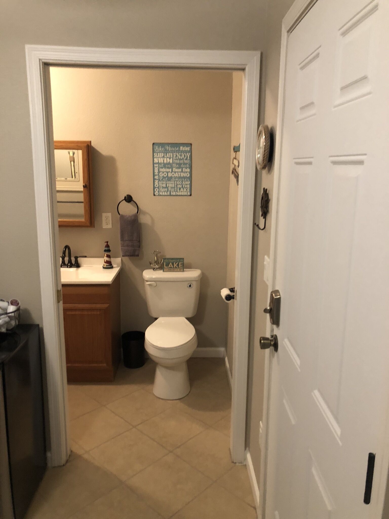 Serviettes fournies, savon, shampoing, papier toilette