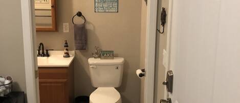 Toallas, jabón, shampoo, papel higiénico