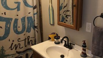 毛巾、肥皂、洗发水、卫生纸