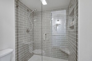 Combined shower/bathtub, hair dryer, towels