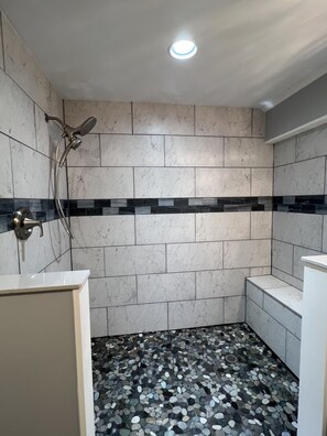 Bañera, secador de pelo, toallas y jabón