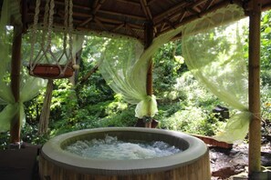 Outdoor spa tub - MY CREOLE ECOLODGE. Ideally located between southern beaches and green mountains (Fort-de-France)