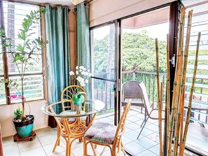 Interior - Bright, breezy Corner studio, low rates all year OPEN Days/weeks through out 26 (Kihei)