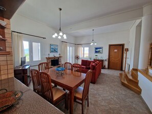 Een smart-tv, een open haard, boeken en een stereo