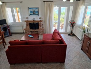 Een smart-tv, een open haard, boeken en een stereo