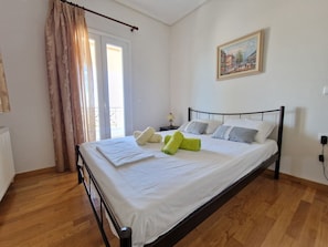 4 bedrooms, iron/ironing board, free WiFi, bed sheets