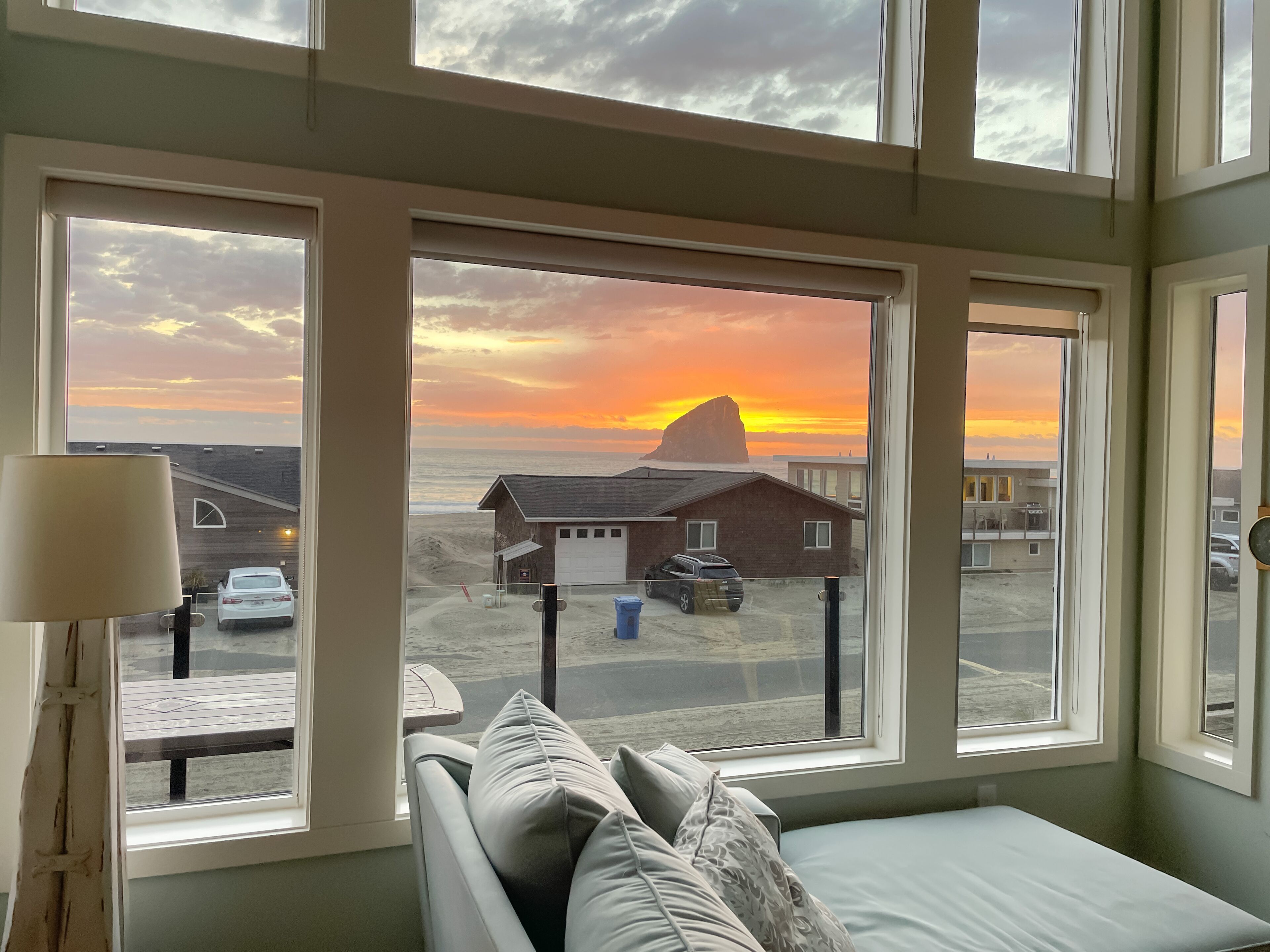 TV connectée, cheminée, lecteur de DVD, livres