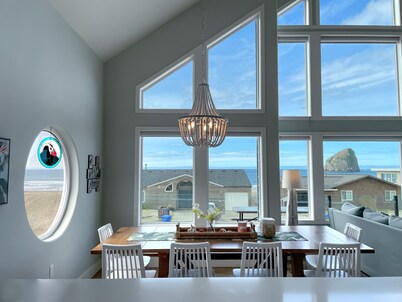 The Hibiscus Haven - Panoramic Ocean Views, JUST 20 STEPS TO THE BEACH!