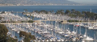 Wow location, near beaches/Harbor, shopping, restaurants, close to Ohana grounds